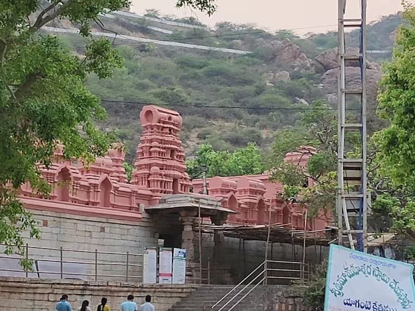भारतातील रहस्यमयी मंदिरांपैकी एक मंदिर आहे, ते आंध्र प्रदेशात. कुरनूल येथील यागंती मंदिर. जे पंधरा शतकात विजयनगर साम्राज्याचे राजा हरिहर बुक्क राय यांनी बांधलं होतं. पण मंदिराचा इतिहास त्याहूनही जुना आहे. आख्यायिकेनुसार अगस्त्य ऋषींनी इथं भगवान व्यंकटेश्वराची मूर्ती स्थापित करण्याचा विचार केला होता.पण मूर्तीचा अंगठा तुटल्यामुळे स्थापना अर्धवट थांबवण्यात आली. निराश अगस्त्य ऋषींनी भगवान शिवाचं ध्यान केलं. त्यांच्या तपश्चर्येने प्रसन्न होऊन, भगवान शिव यांनी त्यांना इथं त्यांचं मंदिर बांधण्याचे आशीर्वाद दिले.
