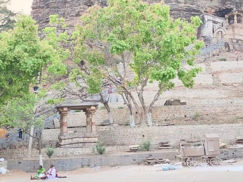 तसंच या मंदिरात कावळे येत नाहीत. हे अगस्त्य ऋषींच्या शापामुळे झालं आहे, असा स्थानिक लोकांचा विश्वास आहे. स्थानिकांच्या मते अगस्त्य ऋषी तपश्चर्या करत असताना कावळे त्यांना त्रास देत होते. संतापलेल्या ऋषींनी त्यांना शाप दिला की ते पुन्हा कधीही इथं येणार नाहीत. कावळ्यांना शनिदेवाचं वाहन मानलं जात असल्याने शनिदेव इथं राहत नाहीत.