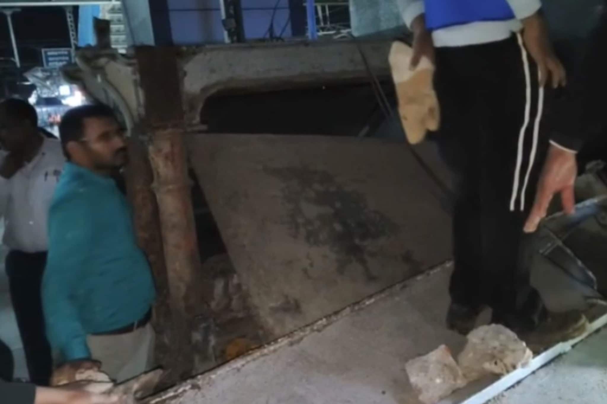 मध्य रेल्वेच्या आटगाव स्टेशनवर तोडकाम सुरू असताना दुर्घटना, एका मजुराचा मृत्यू मध्य रेल्वेच्या आटगाव स्टेशनवर तोडकाम सुरू असताना दुर्घटना, एका मजुराचा मृत्यू