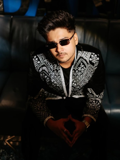 मात्र, अभिनयला अनेकदा ट्रोलिंग आणि नेपोटिझमच्या टीकेला सामोरे जावे लागले आहे. याच पार्श्वभूमीवर, नुकत्याच एका मुलाखतीत प्रिया बेर्डे यांनी अभिनयच्या इंडस्ट्रीतील प्रवासावर आणि त्याला आलेल्या अनुभवांवर भावूक पण स्पष्ट प्रतिक्रिया दिली आहे.