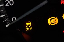 कारमध्ये ABS अलर्ट दिसत असेल तर सावधान! धोक्याची घंटा आहे ही सिस्टिम 