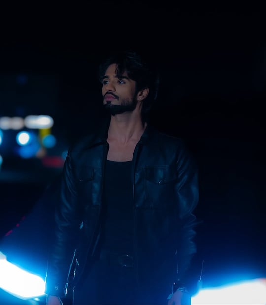 बॉलिवूड बबलच्या रिपोर्टनुसार, जीशानचा अपघात रात्री 8.30 वाजताच्या सुमारास झाला. जीशानची काळ्या रंगाची कार एका समोरून येणार्&#x200d;या एका ग्रे रंगाच्या कारला धडकली. कार इतक्या जोरानं धडकली की कारमधील एअरबॅग्स ओपन झाल्या. या अपघातानंतर अभिनेता पोलिसांत तक्रार दाखल करण्यासाठी गेला होता. त्यानंतर पुढे काय घडलं याची माहिती समोर आलेली नाही. 