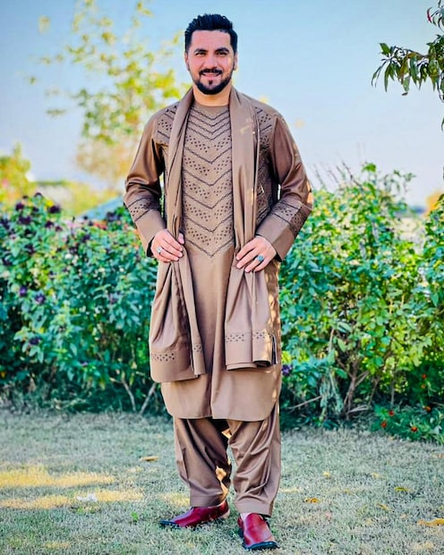 आफताब आलम हा अफगाणिस्तानच्या क्रिकेट संघातील एक प्रसिद्ध खेळाडू आहे. अर्शी आणि आफताब यांच्या भेटीगाठी कशा झाल्या आणि त्यांचे प्रेम कसे फुलले, याबाबतची माहिती अद्याप गुलदस्त्यात आहे.