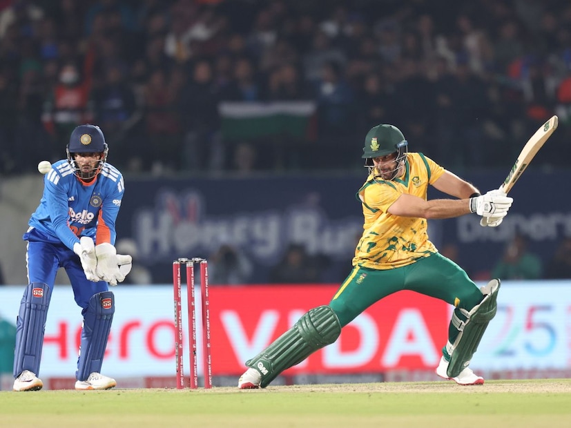 त्यानंतर साऊथ आफ्रिकेचा कर्णधार एडन मार्करमने डाव सावरला होता. पण एका मागून एक विकेट पडत होती.