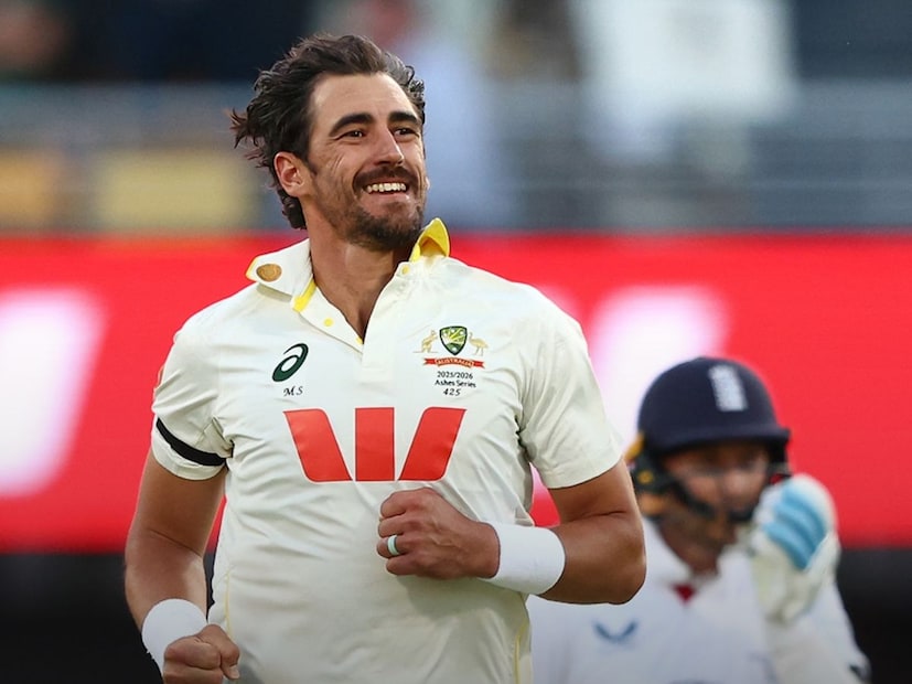 अॅशेस टेस्ट मालिकेतील दुसऱ्या टेस्ट सामन्याला आजपासून सूरूवात झाली आहे.या सामन्याच्या पहिल्याच दिवशी ऑस्ट्रेलियाचा वेगवान गोलंदाज मिचेल स्टार्कने 6 विकेट घेऊन विकेटसचा षटकार उडवला होता.