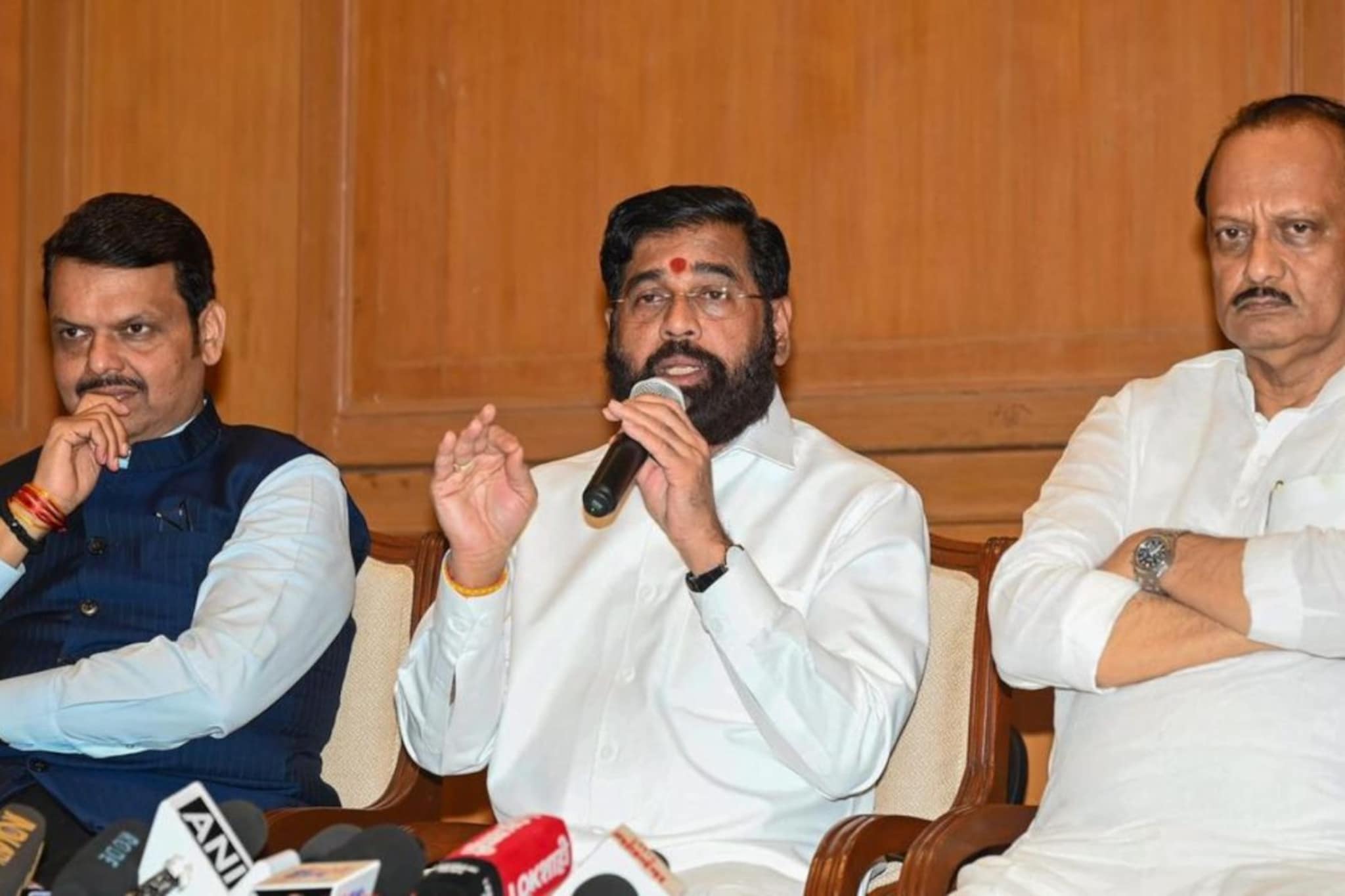 कोकटे यांच्यानंतर आणखी एका मंत्र्याची पडणार विकेट? रोहित पवारांनी थेट घेतलं नाव कोकटे यांच्यानंतर आणखी एका मंत्र्याची पडणार विकेट? रोहित पवारांनी थेट घेतलं नाव