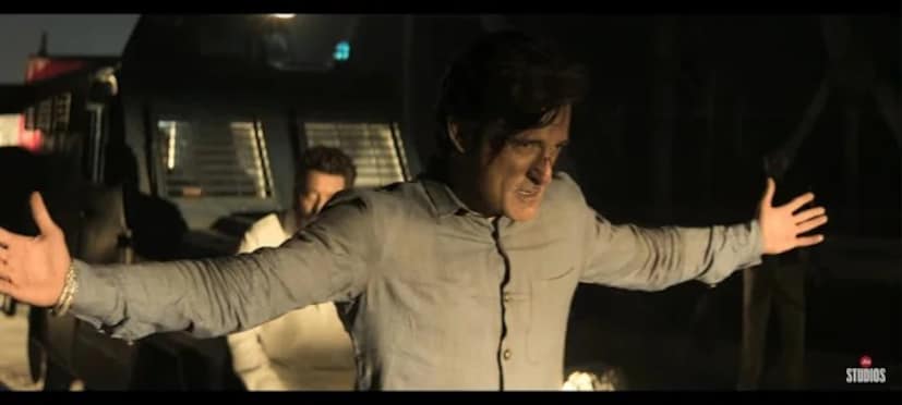 त्याने साकारलेला शांत पण भयानक 'रेहमान डकैत' प्रेक्षकांच्या चांगलाच पसंतीस उतरला आहे. पण चित्रपटाच्या सुरुवातीलाच त्याचा एक सीन खूप गाजला, जिथे त्याची पत्नी त्याला जोरदार कानाखाली मारते.