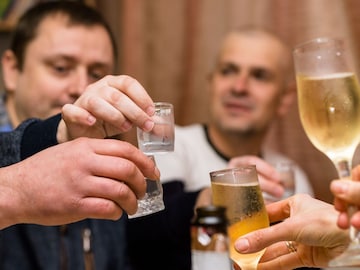 घरीच 31 चं सेलिब्रेशन करताय? पाहुण्यांसाठी बनवा 'हे' 5 सोपे आणि स्वस्त कॉकटेल्स