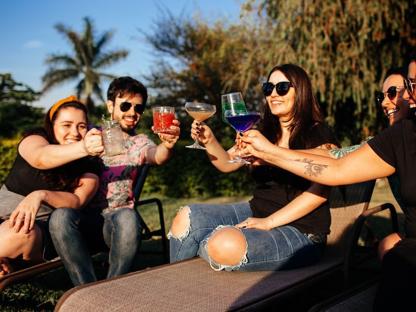 3. 'शॉट्स' जलद घेणेएकापाठोपाठ एक 'शॉट्स' घेणे किंवा खूप जलद गतीने ड्रिंक्स संपवणे शरीरासाठी अत्यंत धोकादायक आहे.
यकृताला अल्कोहोल पचवण्यासाठी वेळ मिळत नाही. यामुळे रक्तातील अल्कोहोलची पातळी अचानक वाढते, ज्यामुळे नियंत्रण सुटते.
त्यामुळे प्रत्येक ड्रिंकनंतर विश्रांती घ्या आणि पाणी प्या. शरीराला अल्कोहोलवर प्रक्रिया करण्यासाठी वेळ द्या.