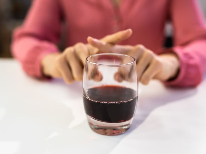 4. पाणी न पिणेदारू प्यायल्यावर लोक पाणी पिण्याकडे दुर्लक्ष करतात.
अल्कोहोलमुळे शरीरातील पाण्याची पातळी कमी होते. यामुळेच दुसऱ्या दिवशी डोकेदुखी आणि जास्त थकवा जाणवतो. डिहायड्रेशनमुळे यकृत आणि मूत्रपिंडावर ताण येतो.
प्रत्येक अल्कोहोलयुक्त ड्रिंकनंतर एक ग्लास साधे पाणी नक्की प्या.