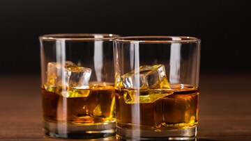 दारू प्यायल्यावर लोक इमोशनल का होतात? EXला मेसेज, मित्रांसमोर रडणं का सुरु होतं?