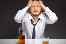 Alcohol Fact : व्हिस्कीवर बिअर की बिअरवर व्हिस्की? नंतर कोणतं ड्रिंक प्यायल्याने कमी त्रास होतो? एक्सपर्ट्स काय सांगतात वाचा