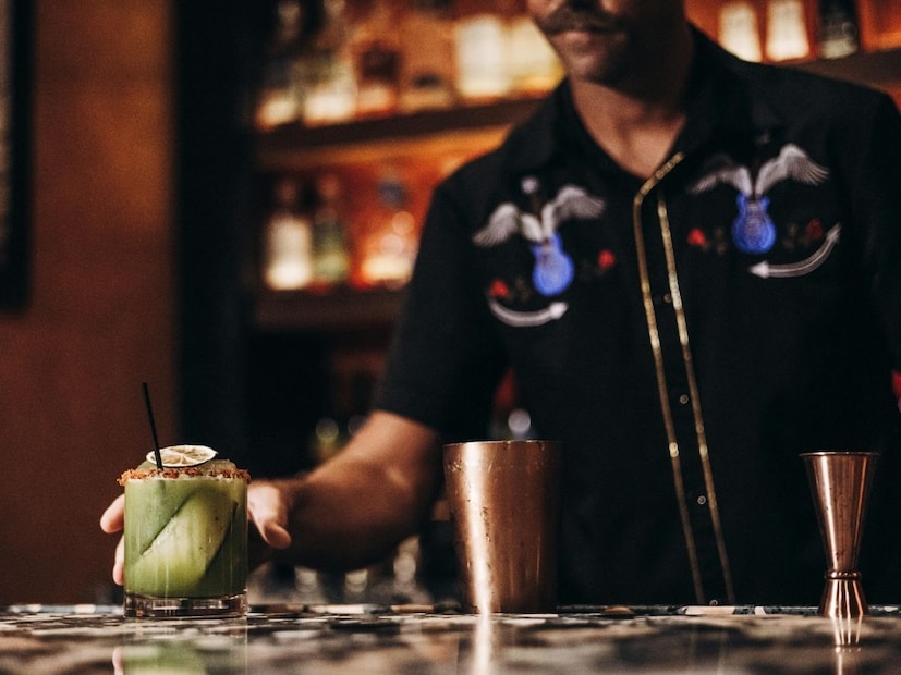 4. विचार आणि उच्चार मंदावणेहा सर्वात गमतीशीर भाग आहे. जास्त दारू पिल्यावर, मेंदू आणि तोंड यांच्यातील समन्वय बिघडतो. त्यामुळे उच्चार अस्पष्ट (Slurred) आणि मंदावलेले होतात. काहीवेळा तो व्यक्ती मराठीत बोलण्याचा प्रयत्न करत असतो, पण शब्दांचा उच्चार स्पष्ट होत नाही आणि ते ऐकणाऱ्याला 'वेगळीच' किंवा 'इंग्रजीसारखी' भाषा वाटू शकते.