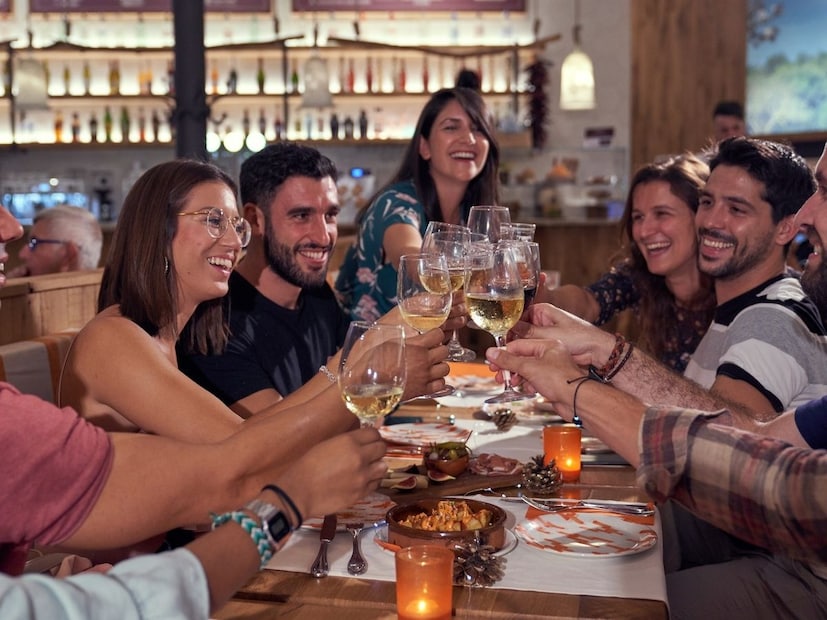 3. सामाजिक ओळख आणि प्रभावकाहीवेळा हा बदल सामाजिक दबावामुळे किंवा 'Impress' करण्याच्या इच्छेमुळे होतो. कॉर्पोरेट किंवा सोशल सर्कल जर त्यांच्या मित्र-मैत्रिणींच्या ग्रुपमध्ये इंग्रजी बोलणे 'कूल' मानले जात असेल किंवा व्यावसायिक चर्चांमध्ये इंग्रजीचा वापर जास्त होत असेल, तर तो मित्र नकळतपणे त्या ग्रुपची भाषा आत्मसात करण्याचा प्रयत्न करतो. जर तो मित्र पब किंवा हाय-फाय रेस्टॉरंटमध्ये असेल, तर त्या वातावरणाशी जुळवून घेण्यासाठी तो आपोआप इंग्रजी शब्द वापरू लागतो. हा एक प्रकारचा 'सामाजिक देखावा' असतो.