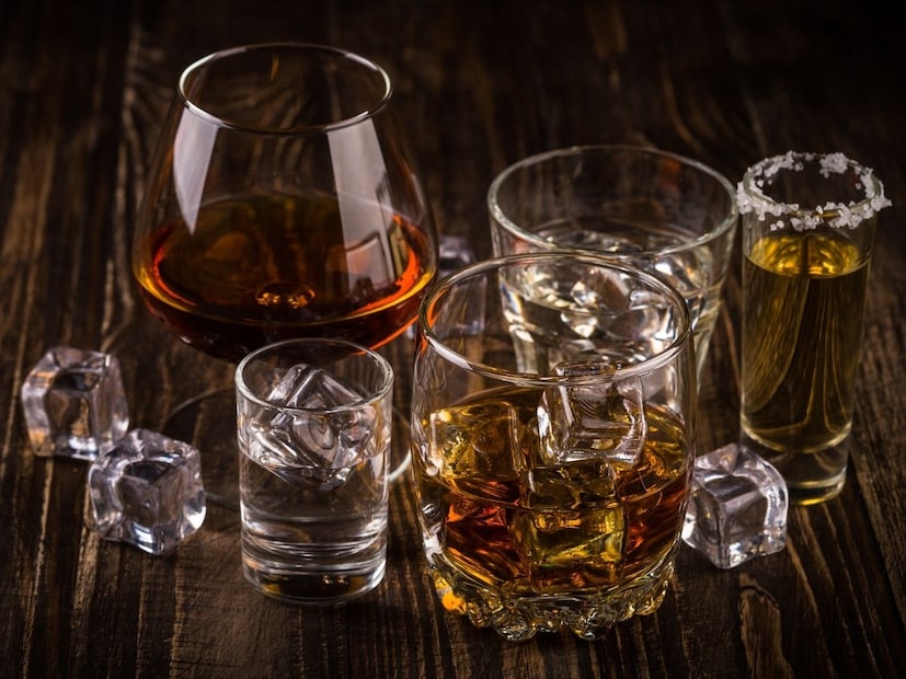 दारू पिल्यावर लोक 'इंग्रजी' का बोलतात, यामागे काही मनोरंजक सामाजिक, मानसिक आणि वैज्ञानिक कारणे आहेत. चला तर मग जाणून घेऊया या विनोदी बदलामागील सत्य.