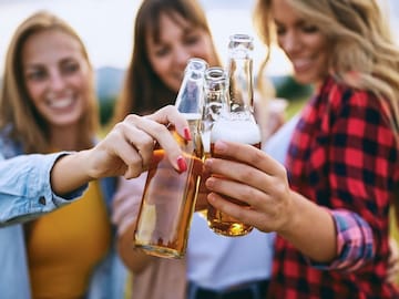 बिअर, व्हिस्की आणि रम? कोणतं कशावर प्यायलं तर चालतं? ज्यामुळे होणार नाही हँगओवर