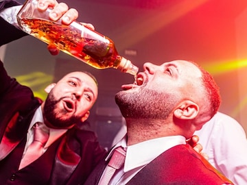 आता मित्रांना बिधास्त पाजा Imported दारू; Heineken आणि Absolut Vodka स्वस्त