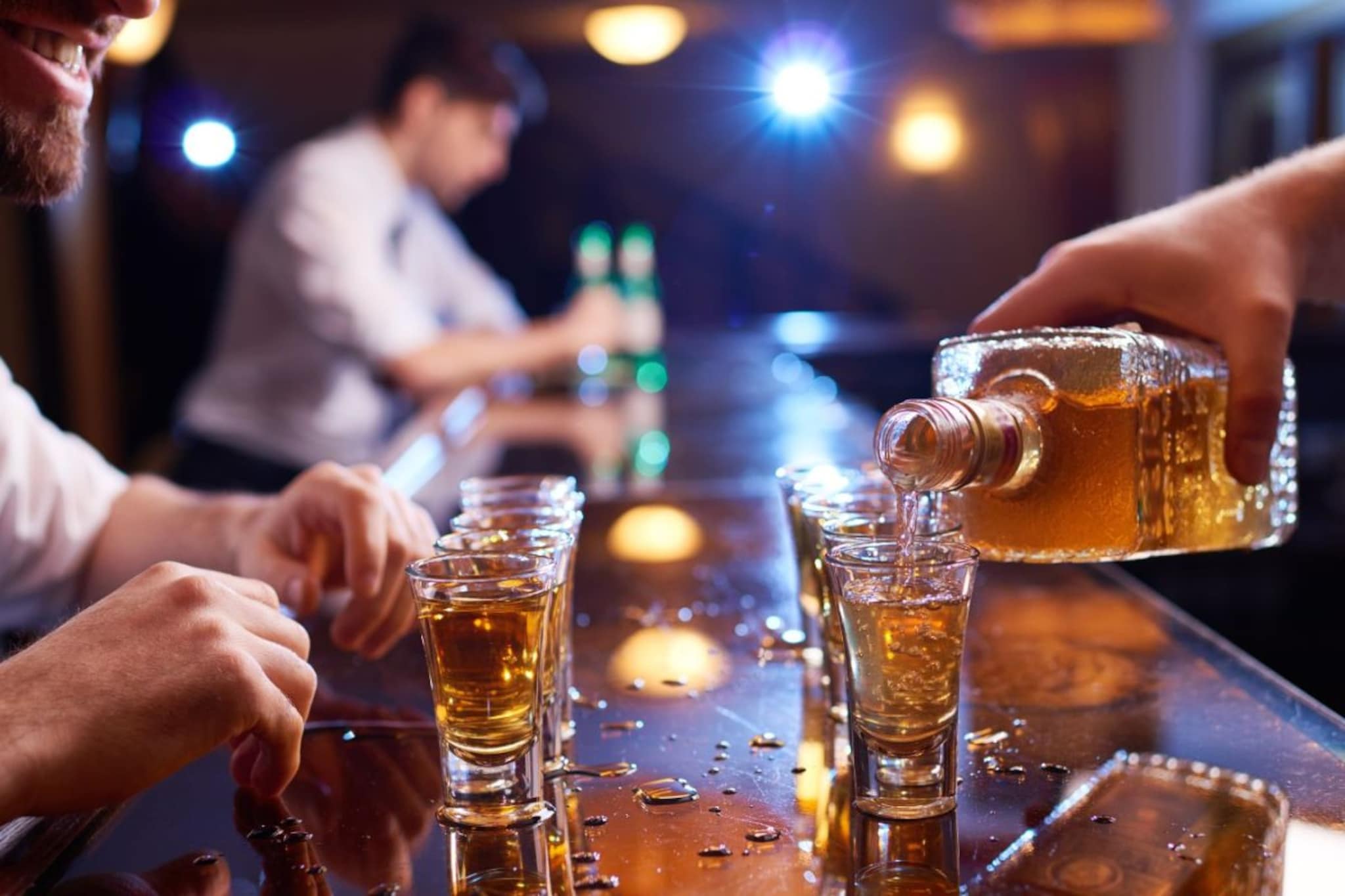 बिअर, व्हिस्की आणि रम? कोणतं कशावर प्यायलं तर चालतं? ज्यामुळे होणार नाही हँगओवर