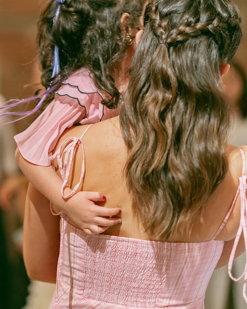 सीरीजमधील पहिलाच फोटो राहाच्या बर्थडे पार्टीची आहे. आलिया आणि राहा दोघीही पिंक आउटफिटमध्ये खूपच गोंडस दिसत आहेत. दुसऱ्या फोटोमध्ये आलिया-रणबीर गृहप्रवेश करताना दिसतात.