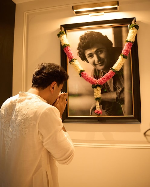 गृहप्रवेश पूजा करतानाच राहाचीही सुंदर झलक दिसतेय. छोटी राहा अक्षता हातात घेऊन बसलेली दिसतेय. एका फोटोमध्ये ती पप्पा रणबीरच्या मांडीवर बसलेली असून दिसतेय. 