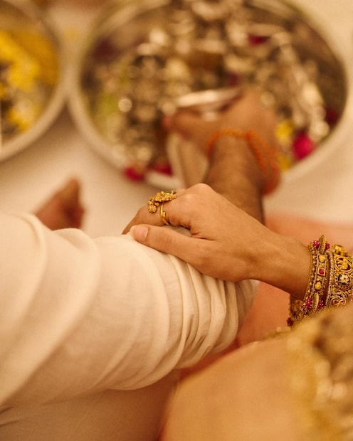 राहाचा जन्म होण्याआधीच त्यांनी तिच्यासाठी खास जागा खरेदी केली होती. राहाचा जन्म झाला तेव्हा त्यांचं हे नवा आलिशान घर अर्ध तयार झालं होतं. नुकताच राहाचा तिसरा बर्थडे झाला आणि तिला घेऊन रणबीर-आलियाने नव्या घरात गृहप्रवेश केला.  