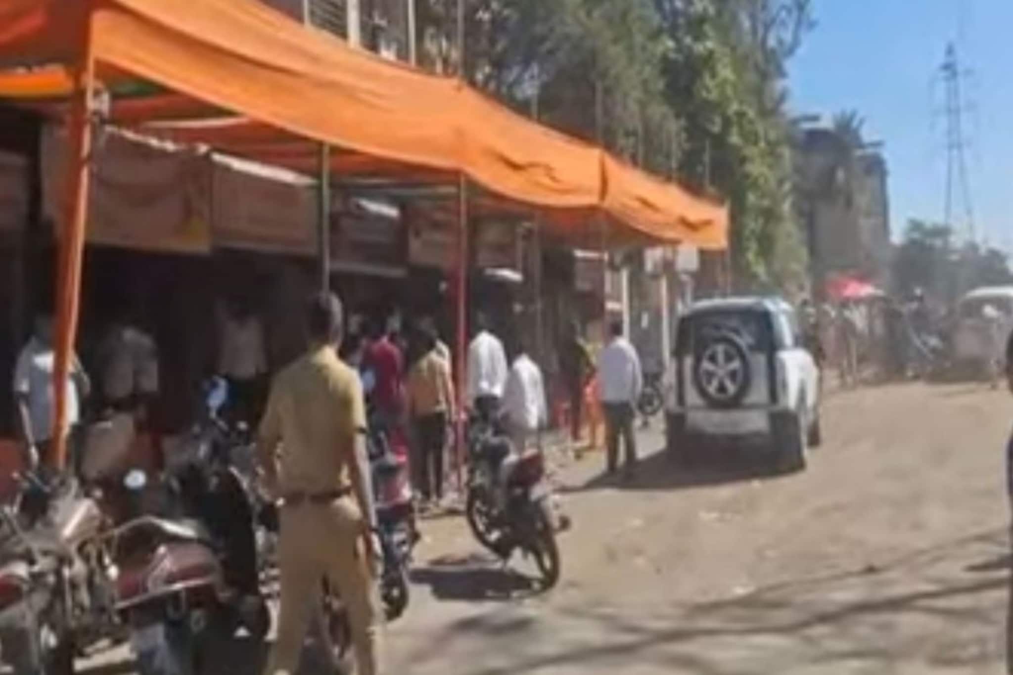 अंबरनाथमध्ये भाजप-शिवसेना आमनेसामने, पैसे वाटल्याच्या आरोपाने मोठा गोंधळ