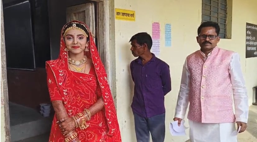 या नववधूचं नाव अंकिता आहे. अंकिताने आधी मतदान केंद्र गाठलं. आज नगरपरिषद आणि नगरपंचायतीसाठी मतदान होत आहे. आपलं एक मत फार महत्त्वाचं आहे आणि ते वाया जाऊ नये यासाठी अंकिता थेट नवरीच्या वेशात लग्नाआधी मतदानाला पोहोचली. 