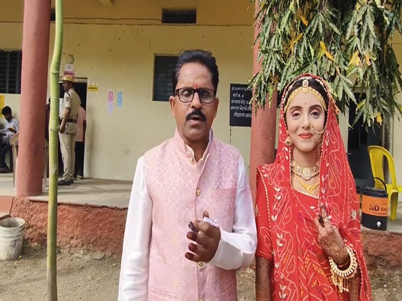 अंगावर हळद, हातावर बांगड्या चढल्या, अंगावर नवरीचे कपडेही चढले आणि तयार होऊन नवरीमुलगी मंडपात जाण्याऐवजी थेट मतदान केंद्रावर पोहोचली. नववधूच्या अंगाला हळद लागली असताना मंडपात जाण्याऐवजी थेट मतदान केंद्रावर आल्याने चर्चा झाली.