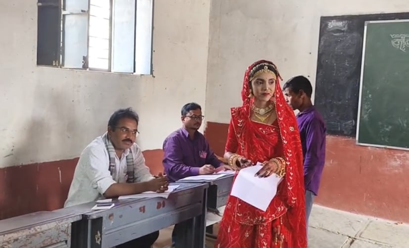 तिला माहिती आहे मतदानाचा हक्क फार महत्त्वाचा असतो. त्यासाठी ती लग्नाआधी येऊन मतदान करायला तयार झाली. सगळं काही सोडून मतदान करायला आली अशी प्रतिक्रिया अंकिताच्या म्हणजे मुलीच्या वडिलांनी दिली आहे. मुलीने घेतलेल्या निर्णयाचा तिच्या कुटुंबियांना अभिमान असल्याचंही त्यांनी सांगितलं. 