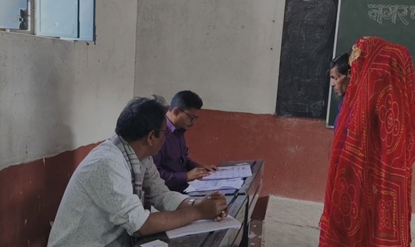 आज माझ्या मुलीचं लग्न आहे. दुपारी दीड वाजता, तिने मला विचारलं की आधी मला मतदान करायचं आहे मग मी लग्नाला उभी राहीन, त्यावर तिच्या वडिलांनी तिला परवानगी दिली. त्यानंतर ती मतदान केंद्रावर पोहोचली. तिने मतदानही केलं. 