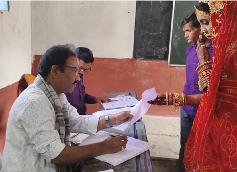 अंकिताने आधी मतदानाचा हक्क बजावला. आधी मतदान मग लग्न ही भावना त्यावेळी तिच्या मनात होती. मतदानाचा हक्क बजावून तिने मंडप गाठलं. त्यामुळे सध्या सोशल मीडियावर आणि गावात तिची चर्चा सुरू आहे. सगळीकडे तिचं कौतुक केलं जात आहे. 