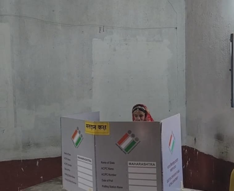 बीडच्या माजलगाव नगरपालिका निवडणुकीत लग्न अगोदर नवरीने मतदानाचा हक्क बजावला आहे. लोकशाही समृद्ध करण्यासाठी मतदान महत्त्वाचा आहे असा संदेशही दिला आहे. अंकिता विनोद शर्मा असं नवरीचे नाव आहे. बोहल्यावर चढण्या अगोदर तिने मतदानाचा हक्क बजावला..