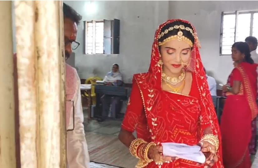 सुरेश जाधव, प्रतिनिधी बीड: सगळीकडे निवडणुकीची धामधूम सुरू आहे. त्या दरम्यान सध्या अंकिता नावाची तरुणी चर्चेचा विषय बनली आहे. तिचे व्हिडीओ आणि फोटो सध्या सोशल मीडियावर व्हायरल होत आहेत. एकीकडे मतदानाचा जल्लोष सुरू असताना या अंकिताची चर्चा इतकी का रंगली आहे आणि तिचे हे फोटो पाहून लोक कौतुक का करत आहे ते समजून घेऊया. सुरेश जाधव, प्रतिनिधी बीड: सगळीकडे निवडणुकीची धामधूम सुरू आहे. त्या दरम्यान सध्या अंकिता नावाची तरुणी चर्चेचा विषय बनली आहे. तिचे व्हिडीओ आणि फोटो सध्या सोशल मीडियावर व्हायरल होत आहेत. एकीकडे मतदानाचा जल्लोष सुरू असताना या अंकिताची चर्चा इतकी का रंगली आहे आणि तिचे हे फोटो पाहून लोक कौतुक का करत आहे ते समजून घेऊया.