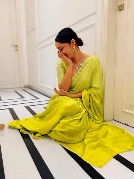 ब्रेकअपनंतर अभिनेत्री एक बिझनेसमनच्या प्रेमात पडली. त्याच्यावर तिनं शाही लग्न केलं. तिच्या लग्नाची प्रचंड चर्चा झाली. मालिकेत नाही पण खऱ्या आयुष्यात तिने राजेशाही थाटात लग्न केलं. 