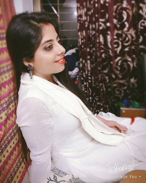 अमृता सिंह मजुमदारने हिंदी चित्रपटांसाठीही पार्श्वगायन केले आहे. २०२१ मध्ये नेटफ्लिक्सवर आलेल्या सान्या मल्होत्राच्या 'पगलैट' चित्रपटातील गाणी अमृताने गायली आहेत.