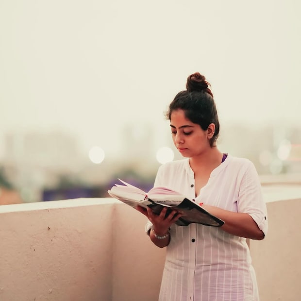 अरिजित सिंहची सख्खी बहीण अमृता सिंह मजुमदार हीसुद्धा तिच्या भावाप्रमाणेच संगीतावर प्रेम करते आणि तिला हा वारसा घरातूनच मिळाला आहे.