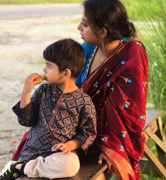 बंगाली इंडस्ट्रीतील जवळपास सर्व मोठ्या दिग्दर्शकांसोबत अमृताने काम केले आहे. तिची साधी राहणी आणि गोड आवाज चाहत्यांना खूप आवडतो.