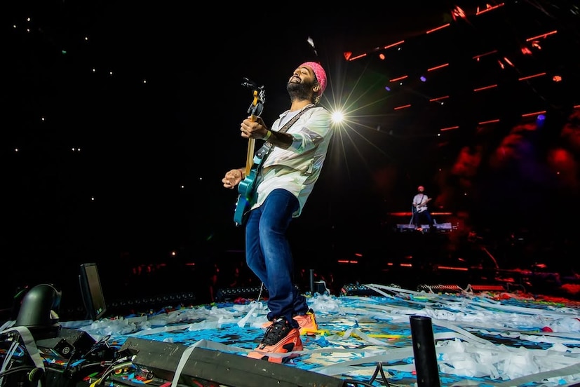 मुंबई: देशातील सर्वांत पॉप्युलर असलेल्या अरिजित सिंहला कोणत्याही वेगळ्या ओळखीची गरज नाही. आपल्या आवाजातील वेदना, गोडवा आणि साधेपणामुळे अरिजितने भारतीय संगीतविश्वात एक खास स्थान निर्माण केले आहे.