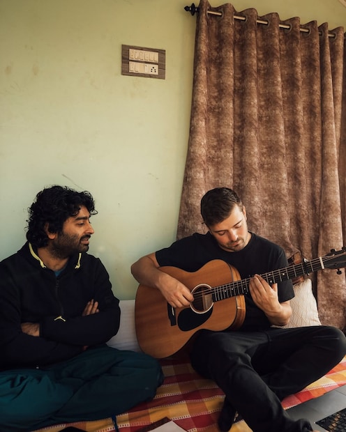 २८ एप्रिल १९८७ रोजी पश्चिम बंगालच्या मुर्शिदाबाद जिल्ह्यात जन्मलेल्या अरिजितचे बालपण अतिशय साध्या वातावरणात गेले.