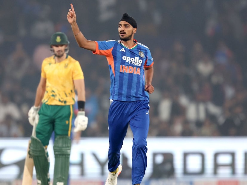 दरम्यान अर्शदिप फक्त 26 वयाचा आहे आणि बुमराह 32 वयाचा आहे. बुमराहला तो ज्यूनिअर असून देखील अर्शदिपने सर्वात आधी 100 विकेट घेतल्या आहेत, त्यामुळे त्याची चर्चा आहे. 