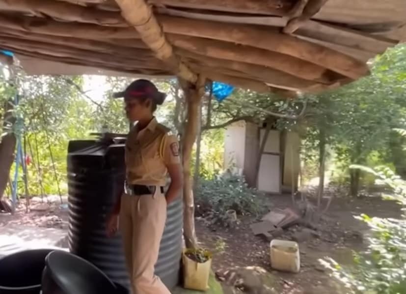 अस्मिताचे वडील सांगतात, 