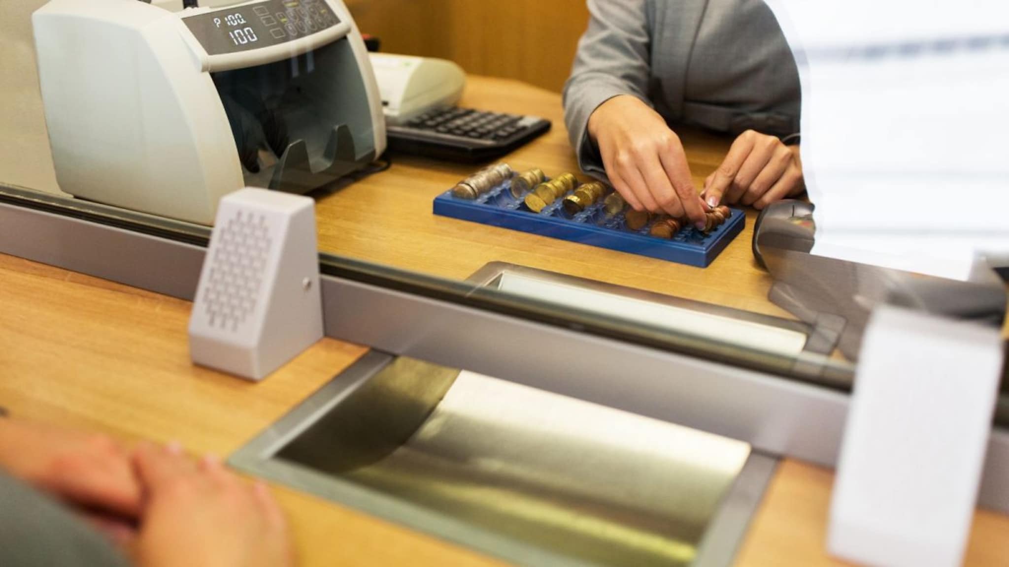 Bank : बँकेत कॅश काउंटरवर काच का असते? केवळ सुरक्षा हेच कारण नाही, त्यामागे दडलंय एक वेगळं शास्त्र