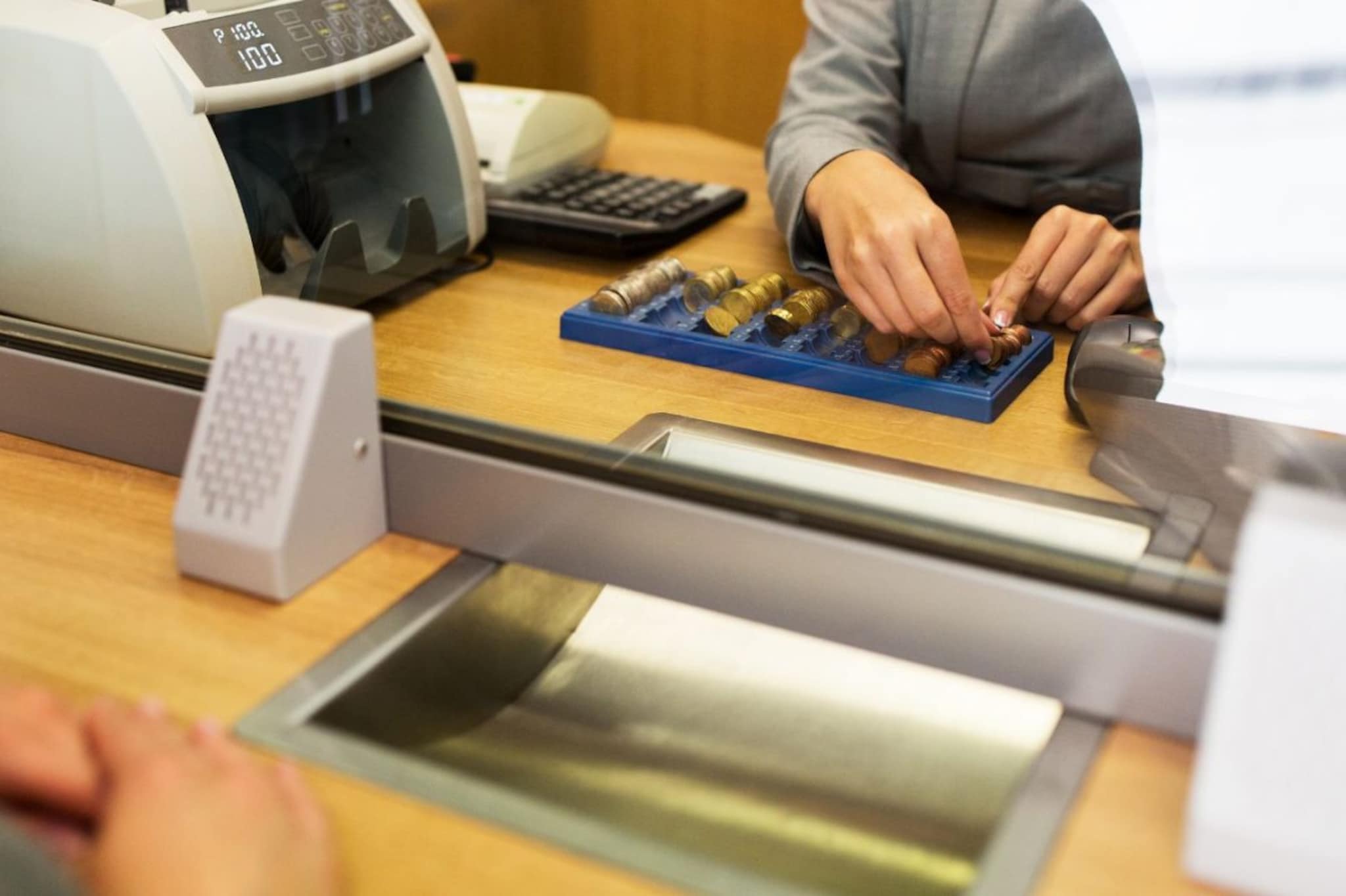 बँकेत कॅश काउंटरवर काच का असते? केवळ सुरक्षाच नाही, त्यामागे दडलंय वेगळं शास्त्र