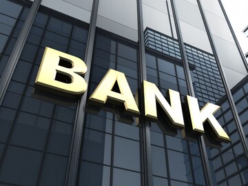 बँकेत कॅश काउंटरवर काच का असते? केवळ सुरक्षाच नाही, त्यामागे दडलंय वेगळं शास्त्र