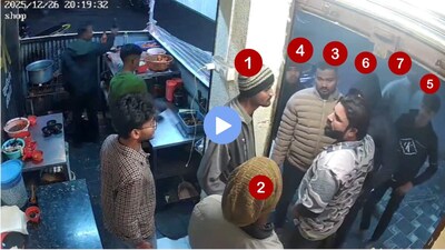 बारामती में होटल मालिक को हफ्ता वसूली के लिए बेरहमी से पीटा, CCTV वायरल.