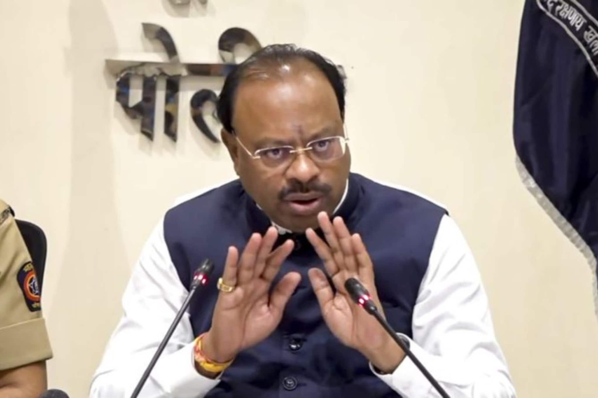 राज्यात खळबळ! 4 तहसिलदारांसह 10 अधिकाऱ्यांना घरी बसवलं, बावनकुळेंची मोठी घोषणा राज्यात खळबळ! 4 तहसिलदारांसह 10 अधिकाऱ्यांना घरी बसवलं, बावनकुळेंची मोठी घोषणा