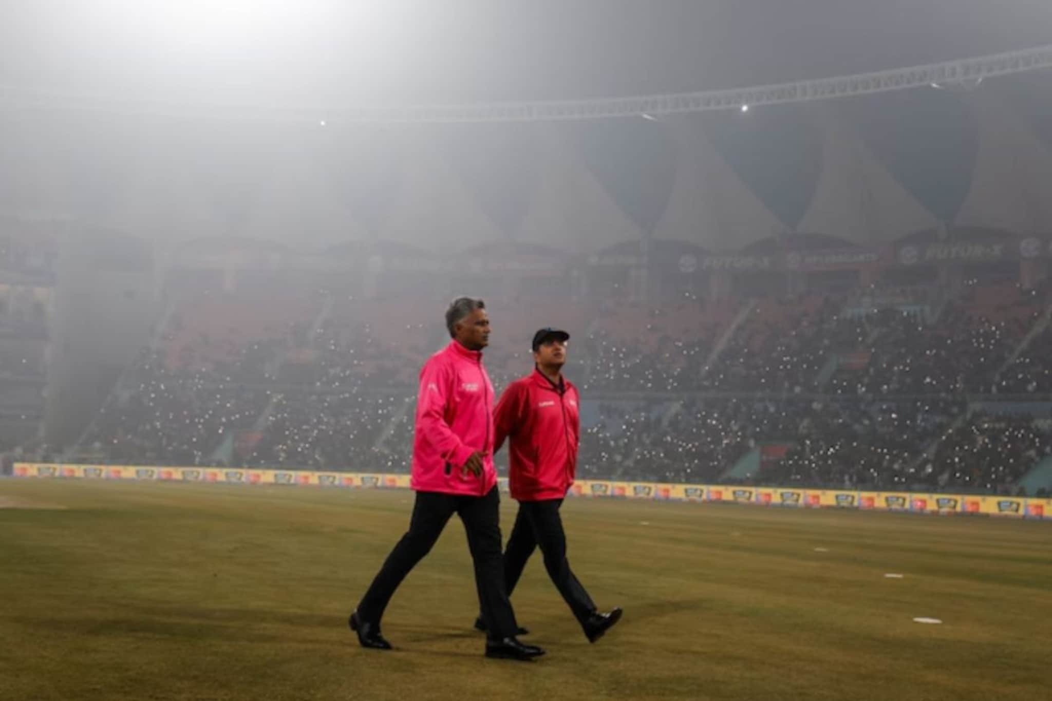 जगभरात नाचक्की झाल्यानंतर BCCI चे संकटमोचक समोर आले! महिन्याभरासाठी मोठा निर्णय जगभरात नाचक्की झाल्यानंतर BCCI चे संकटमोचक समोर आले! महिन्याभरासाठी मोठा निर्णय