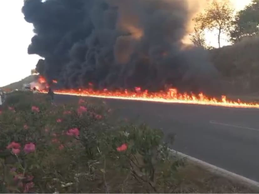डिझेलचा टँकर पलटी झाल्यानंतर मोठ्या प्रमाणात डिझेल रस्त्यावर सांडलं. त्यामुळे रस्त्यावरच आगीचा भडका उडाला. डिझेल सांडल्याने आग तब्बल 100 ते 200 मीटरपर्यंत पसरली होती.
