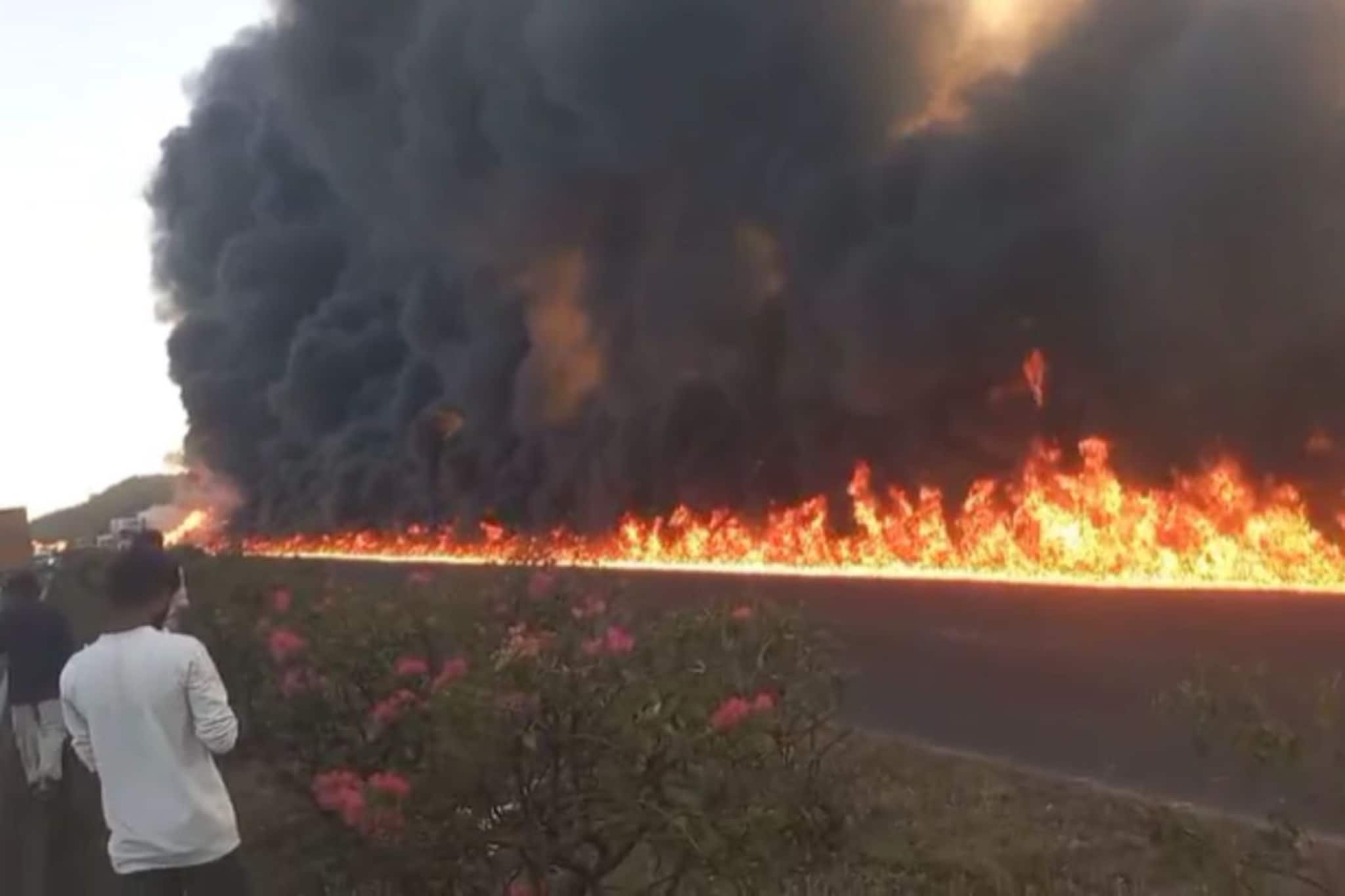 हॉलिवूडच्या सिनेमासारखी बीडमध्ये दुर्घटना, बर्निंग टँकर अन् रस्त्यावर आगच आग... हॉलिवूडच्या सिनेमासारखी बीडमध्ये दुर्घटना, बर्निंग टँकर अन् रस्त्यावर आगच आग...