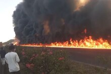 हॉलिवूडच्या सिनेमासारखी बीडमध्ये दुर्घटना, बर्निंग टँकर अन् रस्त्यावर दूरपर्यंत पसरली आग, PHOTOS